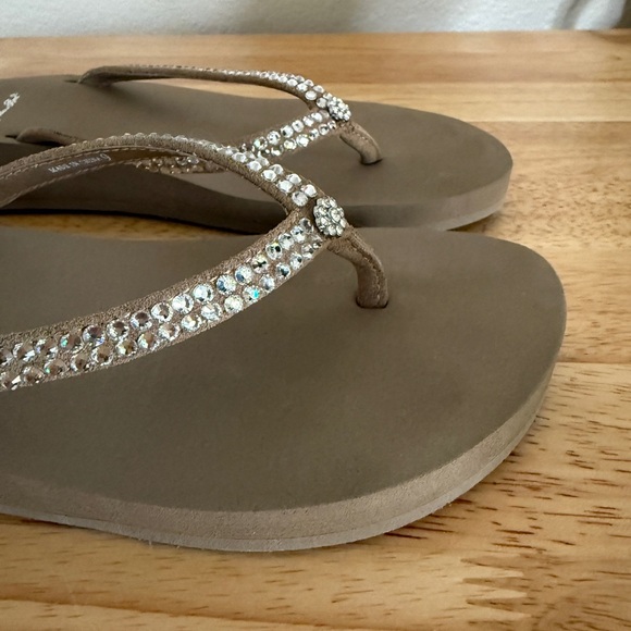 Yellow Box Women's Tan Flip Flops Size 9 Lots of Bling Worn Once - Picture 5 of 14